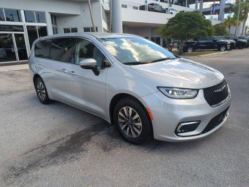 2023 Chrysler Pacifica Hybrid Touring L