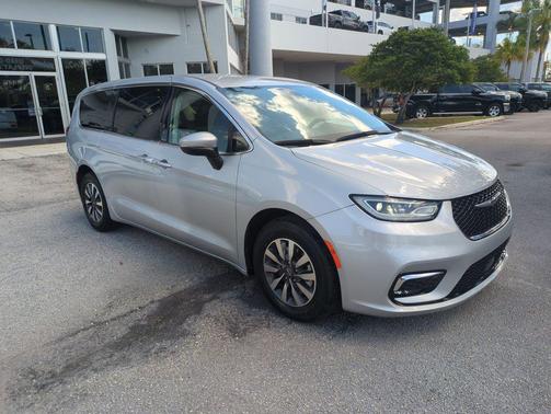 2023 Chrysler Pacifica Hybrid Touring L