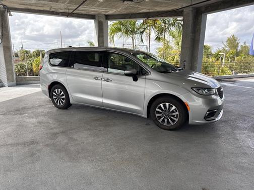2023 Chrysler Pacifica Hybrid Touring L