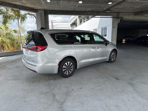 2023 Chrysler Pacifica Hybrid Touring L