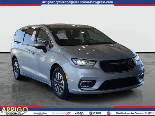 Silver Mist Clearcoat 2023 Chrysler Pacifica Hybrid Touring L