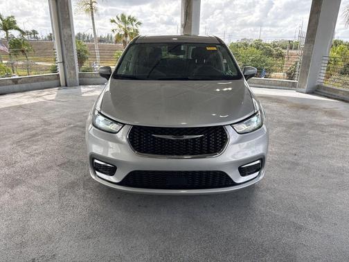 2023 Chrysler Pacifica Hybrid Touring L