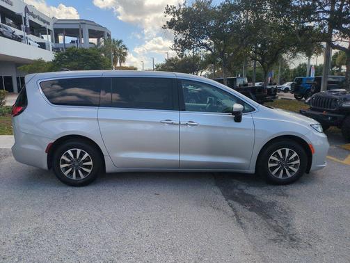 2023 Chrysler Pacifica Hybrid Touring L