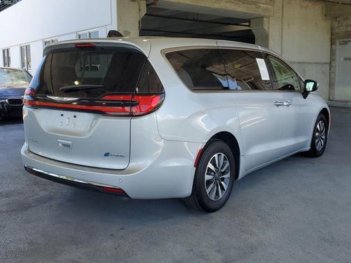 Silver Mist Clearcoat 2023 Chrysler Pacifica Hybrid Touring L