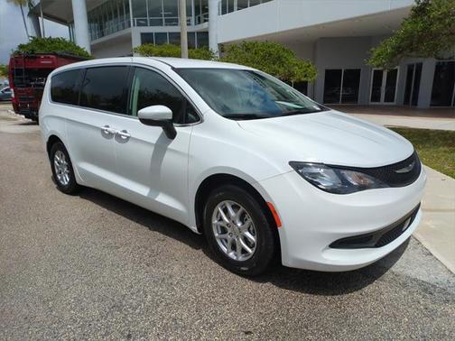 2022 Chrysler Voyager LX