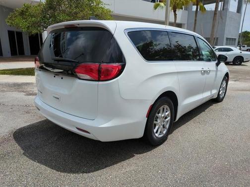 2022 Chrysler Voyager LX