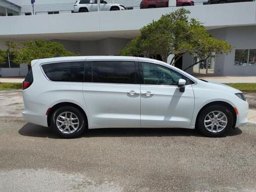 2022 Chrysler Voyager LX