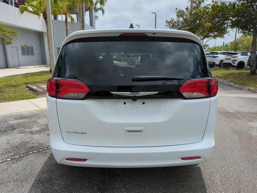 2022 Chrysler Voyager LX
