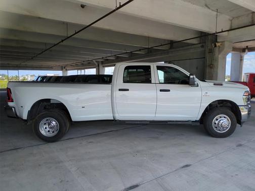 2025 RAM 3500 Tradesman Crew Cab 4x4 8' Box