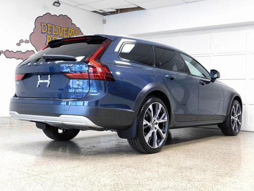 2026 Volvo V90 Cross Country Ultra, B6 AWD Gas (mild hybrid)