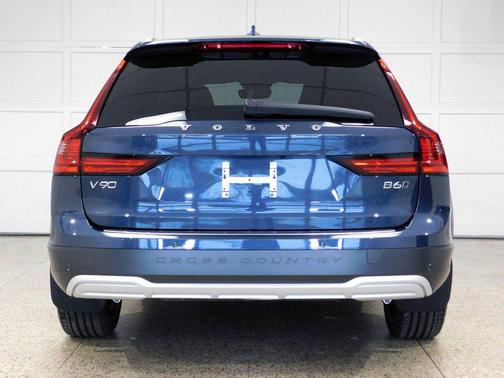 2026 Volvo V90 Cross Country Ultra, B6 AWD Gas (mild hybrid)