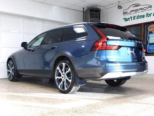 2026 Volvo V90 Cross Country Ultra, B6 AWD Gas (mild hybrid)
