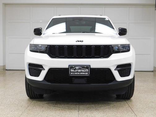 Bright White Clearcoat 2023 Jeep Grand Cherokee Altitude