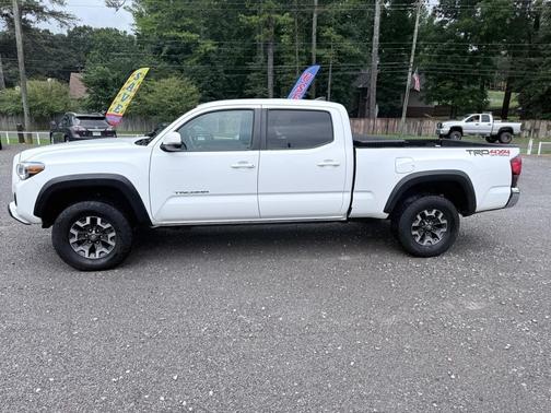 White 2019 Toyota Tacoma SR5