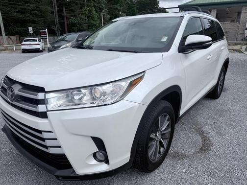 White 2019 Toyota Highlander SE