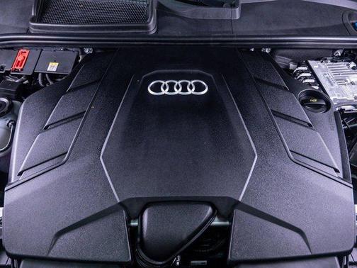 Daytona Gray Pearl Effect 2025 Audi Q8 Premium Plus