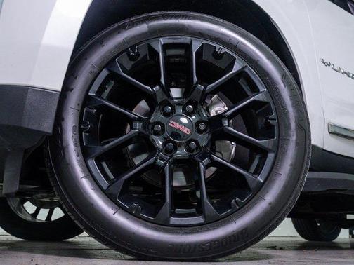 White Frost Tri-Coat 2022 GMC Yukon XL SLT