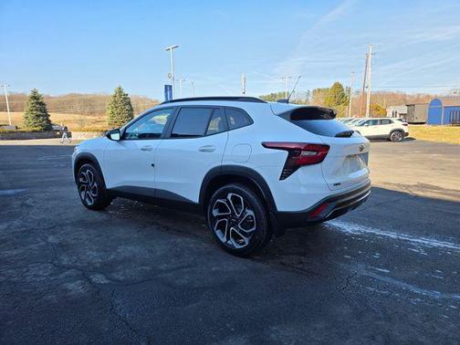 Summit White 2026 Chevrolet Trax 2RS