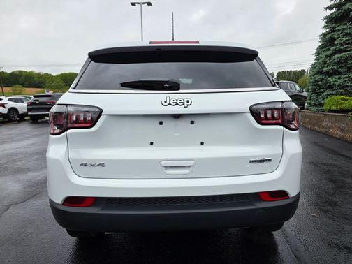 Bright White Clearcoat 2025 Jeep Compass Latitude