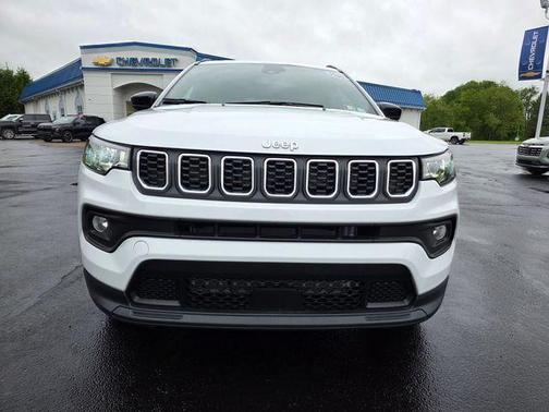 Bright White Clearcoat 2025 Jeep Compass Latitude