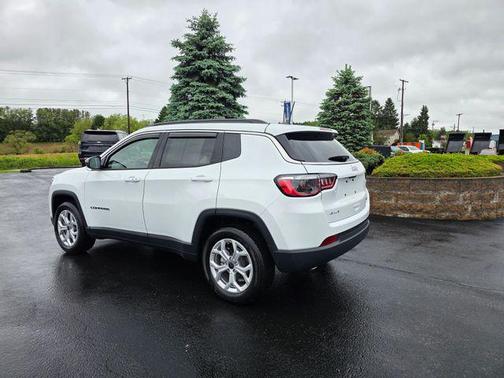Bright White Clearcoat 2025 Jeep Compass Latitude