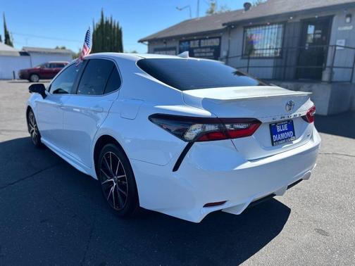 Super White 2021 Toyota Camry SE