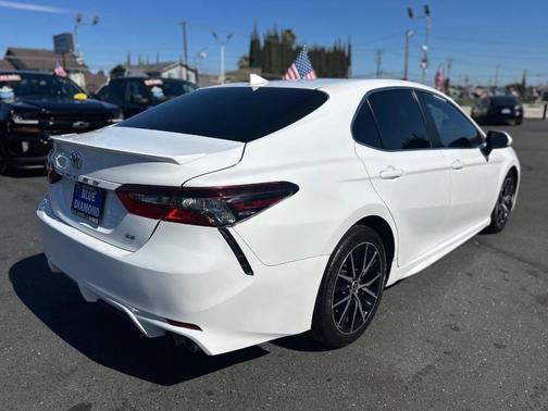 Super White 2021 Toyota Camry SE