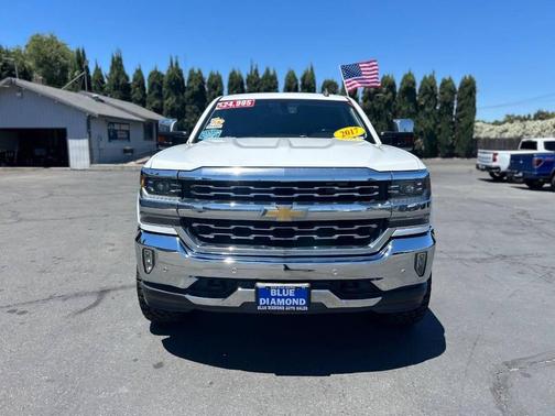 Iridescent Pearl Tricoat 2017 Chevrolet Silverado 1500 LTZ