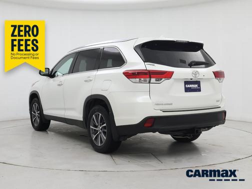 White 2019 Toyota Highlander XLE