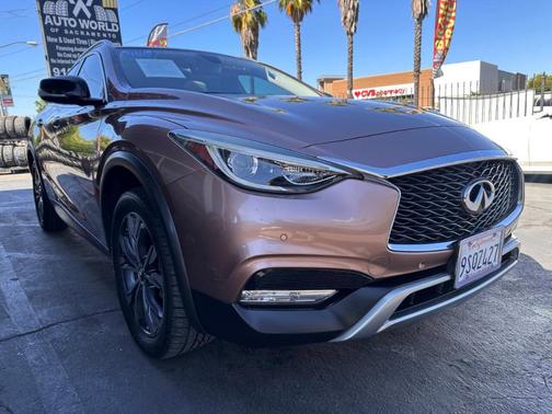 2017 INFINITI QX30 Premium