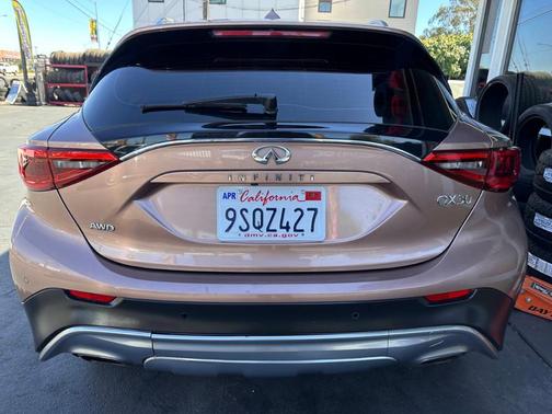 2017 INFINITI QX30 Premium