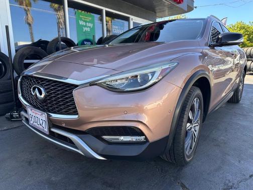 2017 INFINITI QX30 Premium