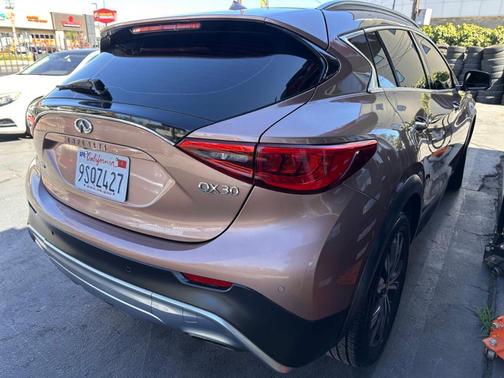2017 INFINITI QX30 Premium