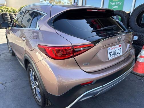 2017 INFINITI QX30 Premium
