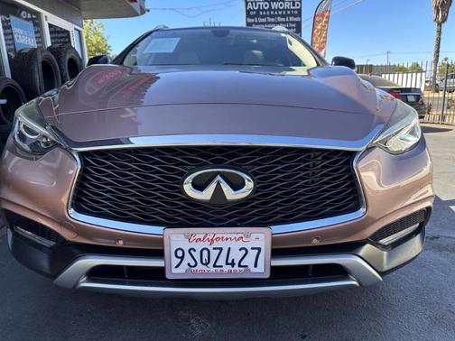 2017 INFINITI QX30 Premium