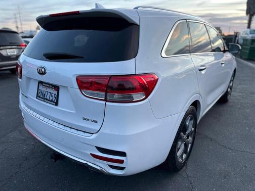Off White 2017 Kia Sorento SX