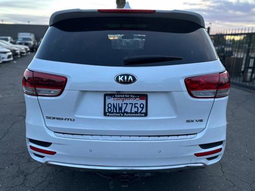 Off White 2017 Kia Sorento SX