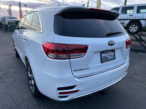Off White 2017 Kia Sorento SX