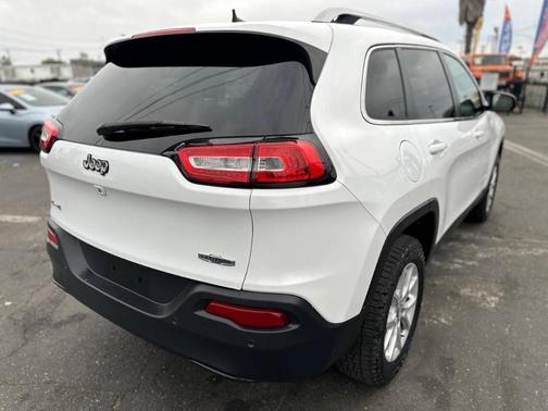 White 2017 Jeep Cherokee Latitude