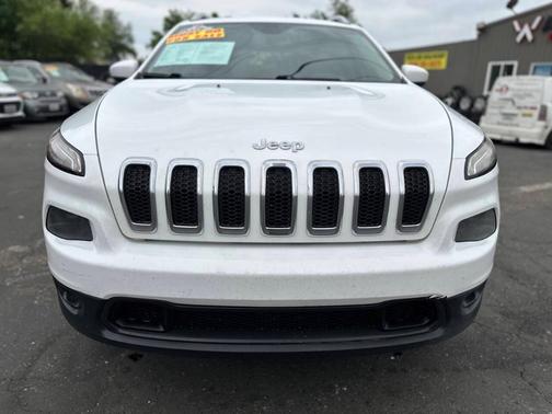 White 2017 Jeep Cherokee Latitude