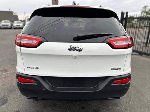 White 2017 Jeep Cherokee Latitude