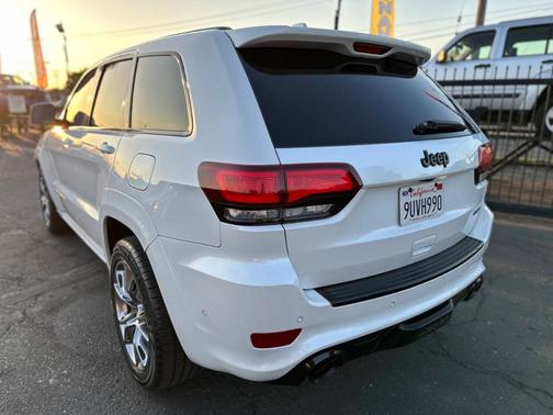 Off White 2018 Jeep Grand Cherokee SRT