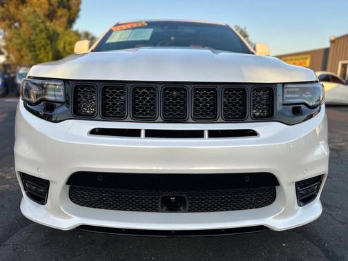 Off White 2018 Jeep Grand Cherokee SRT