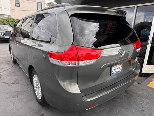 2013 Toyota Sienna XLE Auto Access Seat