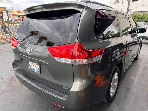 2013 Toyota Sienna XLE Auto Access Seat