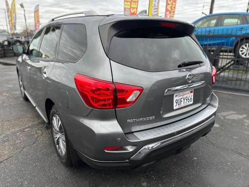 2020 Nissan Pathfinder SV