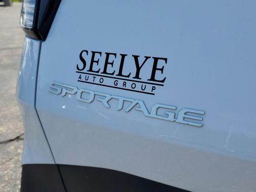Glacial White Pearl 2024 Kia Sportage X-Line