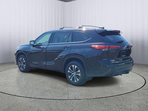 Opulent Amber 2020 Toyota Highlander XLE