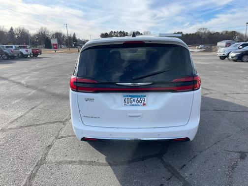 2023 Chrysler Pacifica Touring-L