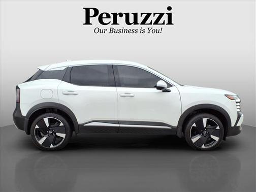 Aspen White Tricoat 2025 Nissan Kicks SR